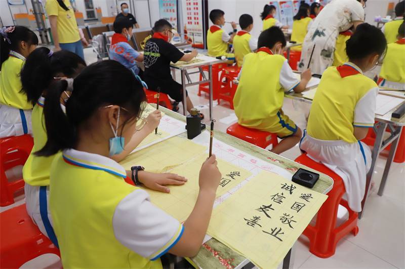 2021年7月10日，鄂州市科協(xié)組織蓮花小學學生在鄂州市科技館開展社會主義核心價值觀系列活動，圖為開展的遨游翰墨筑夢華夏書法活動，學生認真寫字中.jpg