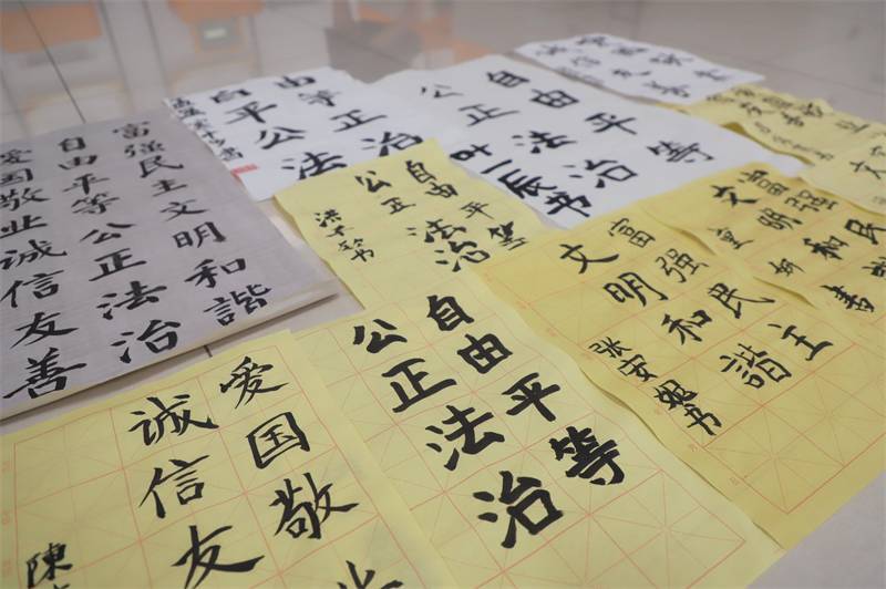 2021年7月10日，鄂州市科協(xié)組織蓮花小學學生在鄂州市科技館開展社會主義核心價值觀系列活動，圖為開展的遨游翰墨筑夢華夏書法活動，學生作品.jpg