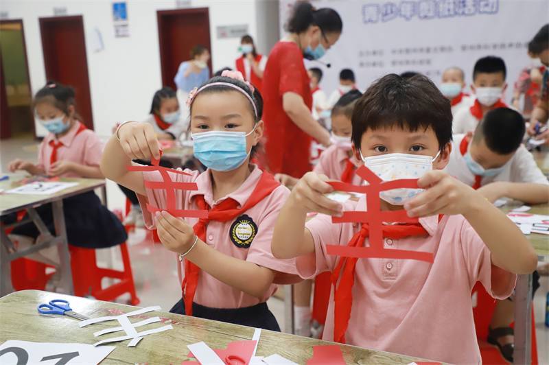 2021年7月10日，鄂州市科協(xié)組織落駕坪小學(xué)學(xué)生在鄂州市科技館開展社會(huì)主義核心價(jià)值觀系列活動(dòng)，圖為開展的紅色剪影圓夢(mèng)中華剪紙活動(dòng)，同學(xué)們展示自己的半成品.jpg