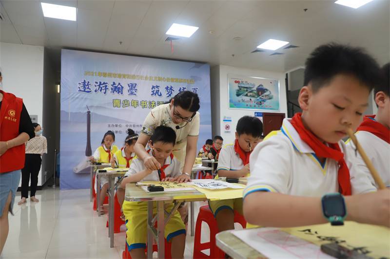 2021年7月10日，鄂州市科協(xié)組織蓮花小學學生在鄂州市科技館開展社會主義核心價值觀系列活動，圖為開展的遨游翰墨筑夢華夏書法活動，老師指導學生.jpg