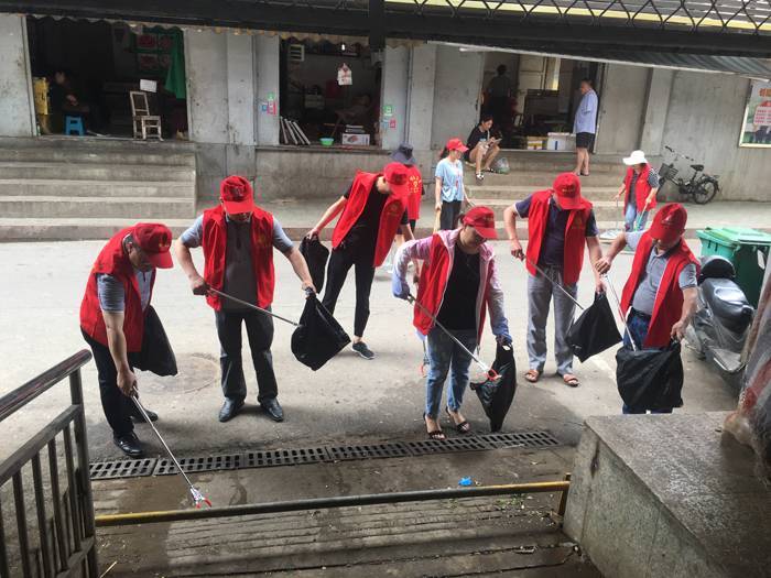 圖為6月28日，市科協(xié)副主席陳少斌（右一）帶領(lǐng)科普志愿者在考棚社區(qū)十字街路開展衛(wèi)生大掃除。.JPG