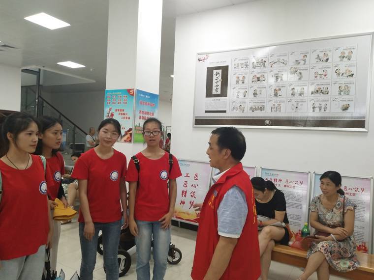 2019年7月28日，市科技館組織武昌理工學(xué)院知行書(shū)苑支教隊(duì)20名志愿者參觀科技館，并開(kāi)展社會(huì)主義核心價(jià)值觀教育實(shí)踐活動(dòng)。圖為市科技館志愿者對(duì)參觀人員宣傳社會(huì)主義核心價(jià)值觀.jpg