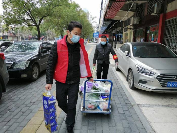 疫情期間，市科協(xié)給社區(qū)困難群體發(fā)放生活物資 (1).jpg