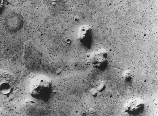 火星上的臉 圖片來源：Viking 1， NASA - Viking 1 Orbiter， image F035A72 （Viking CD-ROM Volume 10）
